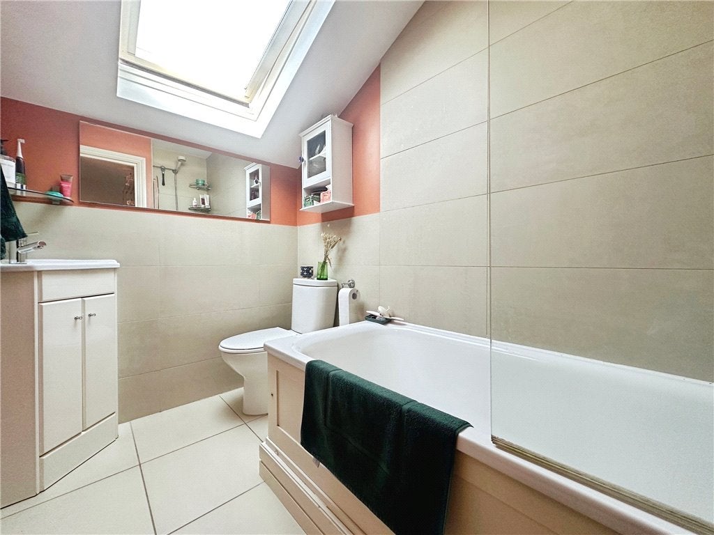 Flat Rattray Road in Greater London