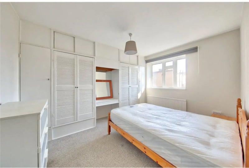 Room Poynders Road in Greater London