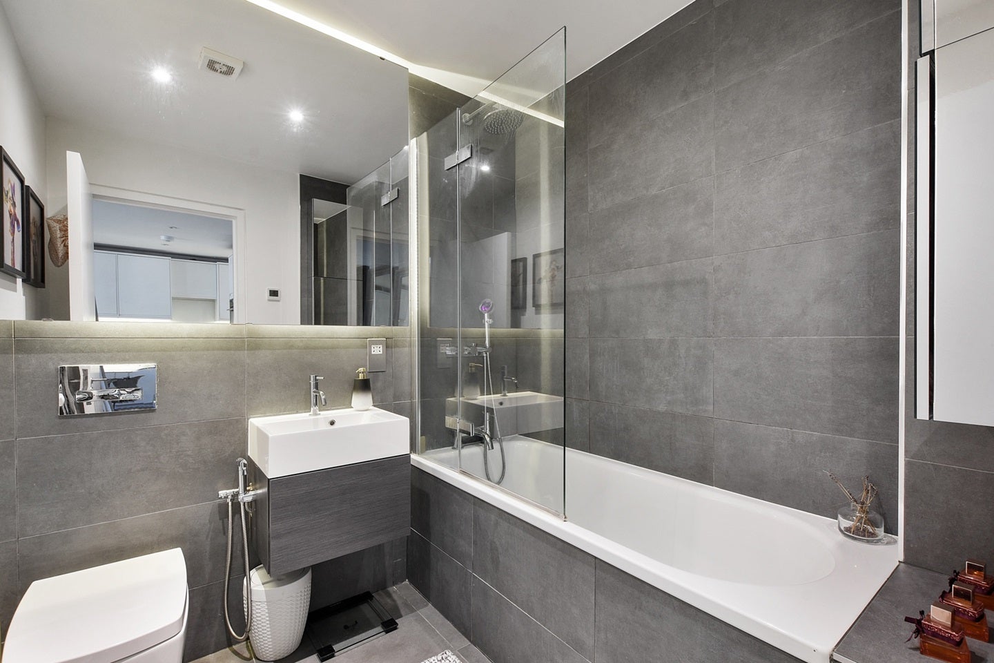 Flat Acton Lane in Greater London