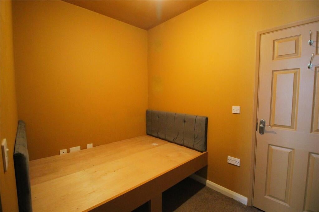 Flat Southchurch Road in Southend-on-Sea