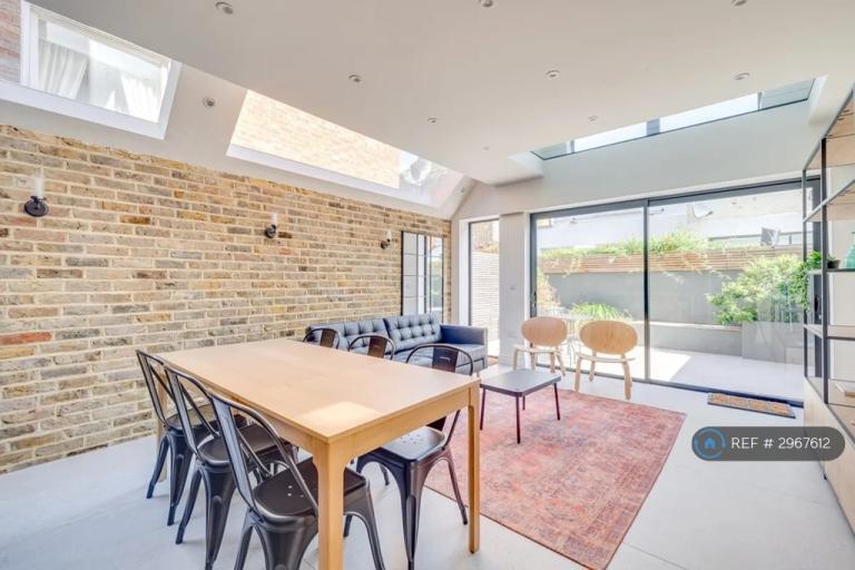 House Lindrop Street in Greater London