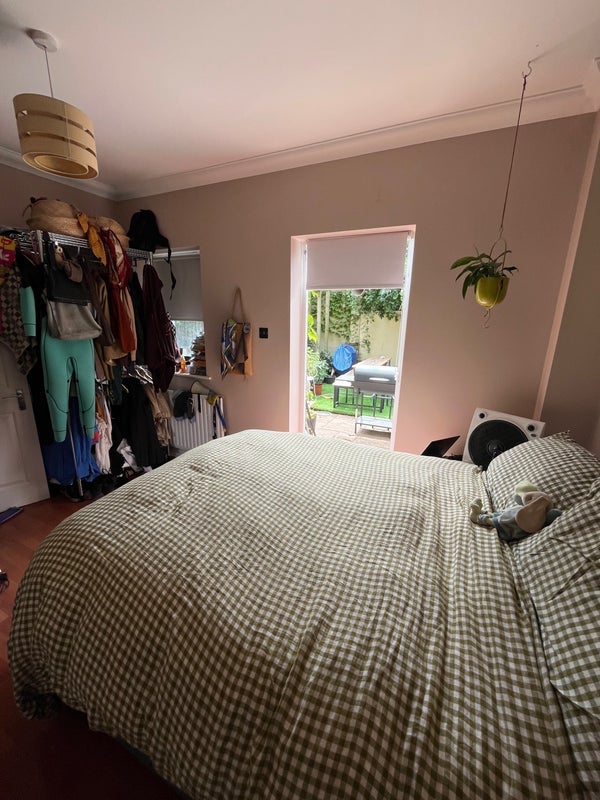 Room Warburton Close in Greater London