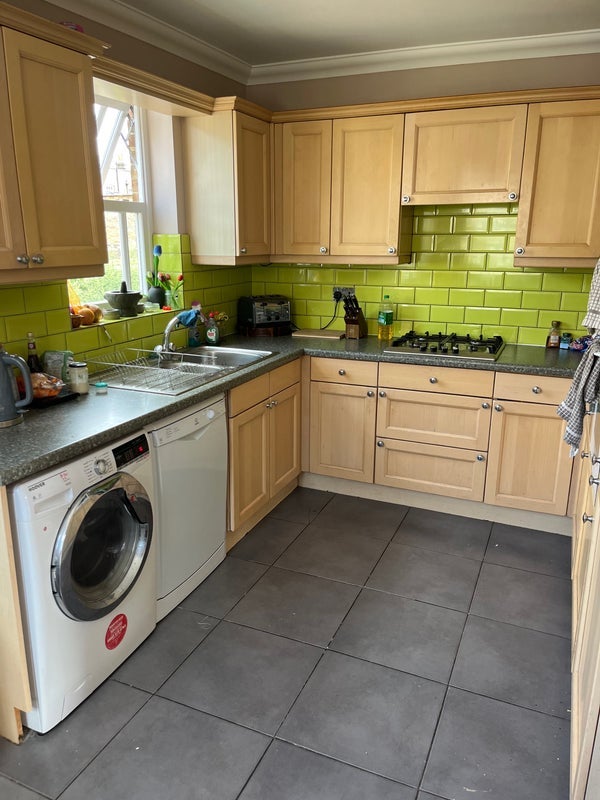 Room Warburton Close in Greater London