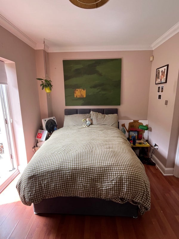 Room Warburton Close in Greater London