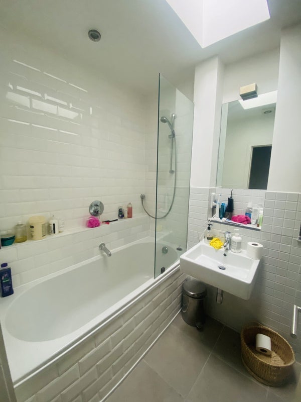 Room Cranbourne Road in Manchester