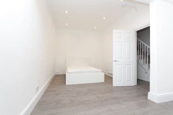 Flat Alderney Road in London