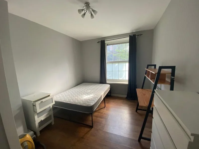 Room Wadhurst Road in Greater London