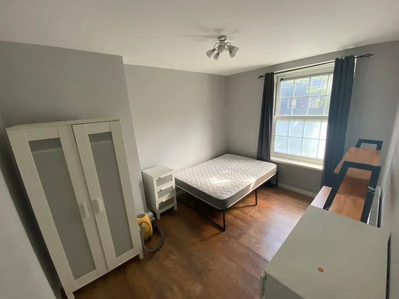 Room Wadhurst Road in Greater London