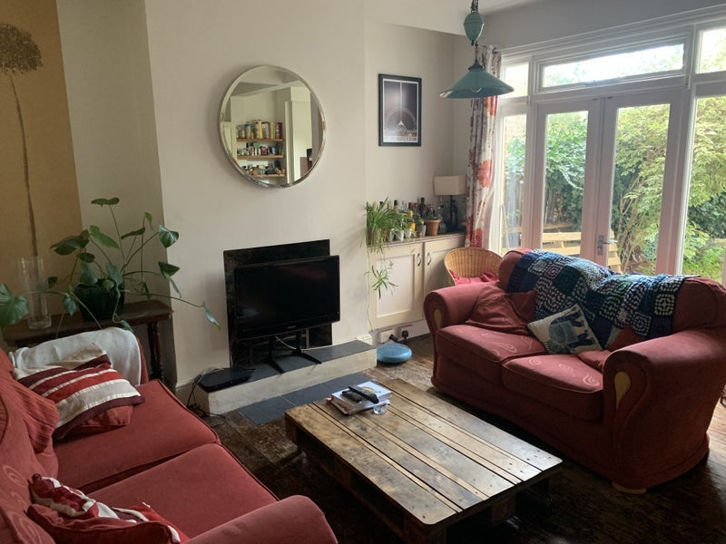 Room Baytree Road in Greater London