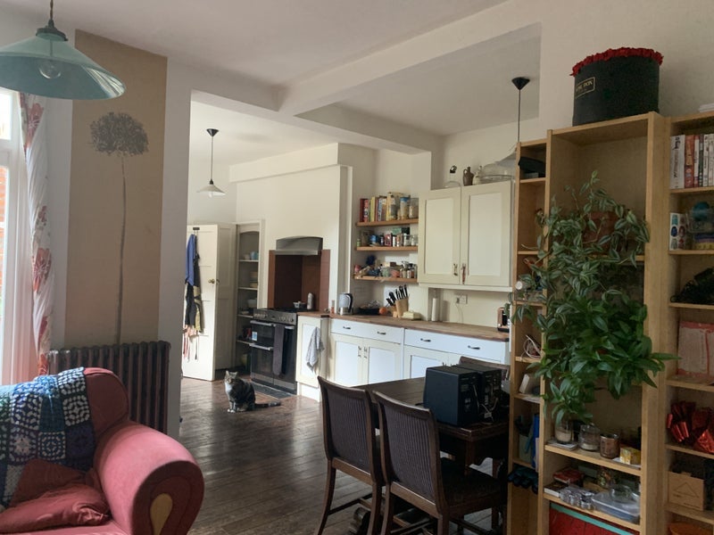 Room Baytree Road in Greater London