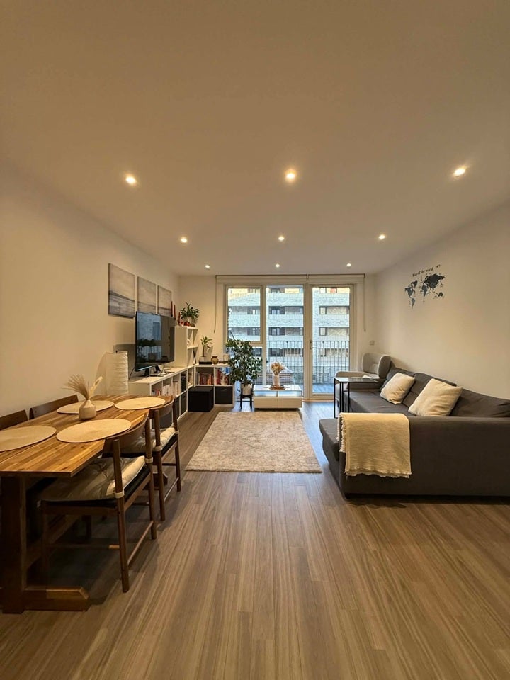 Flat Bollo Bridge Road in Greater London