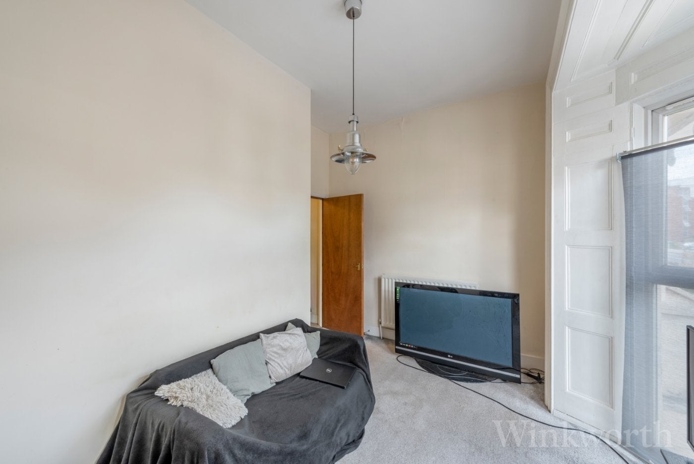 Flat Parkfield Road in Greater London