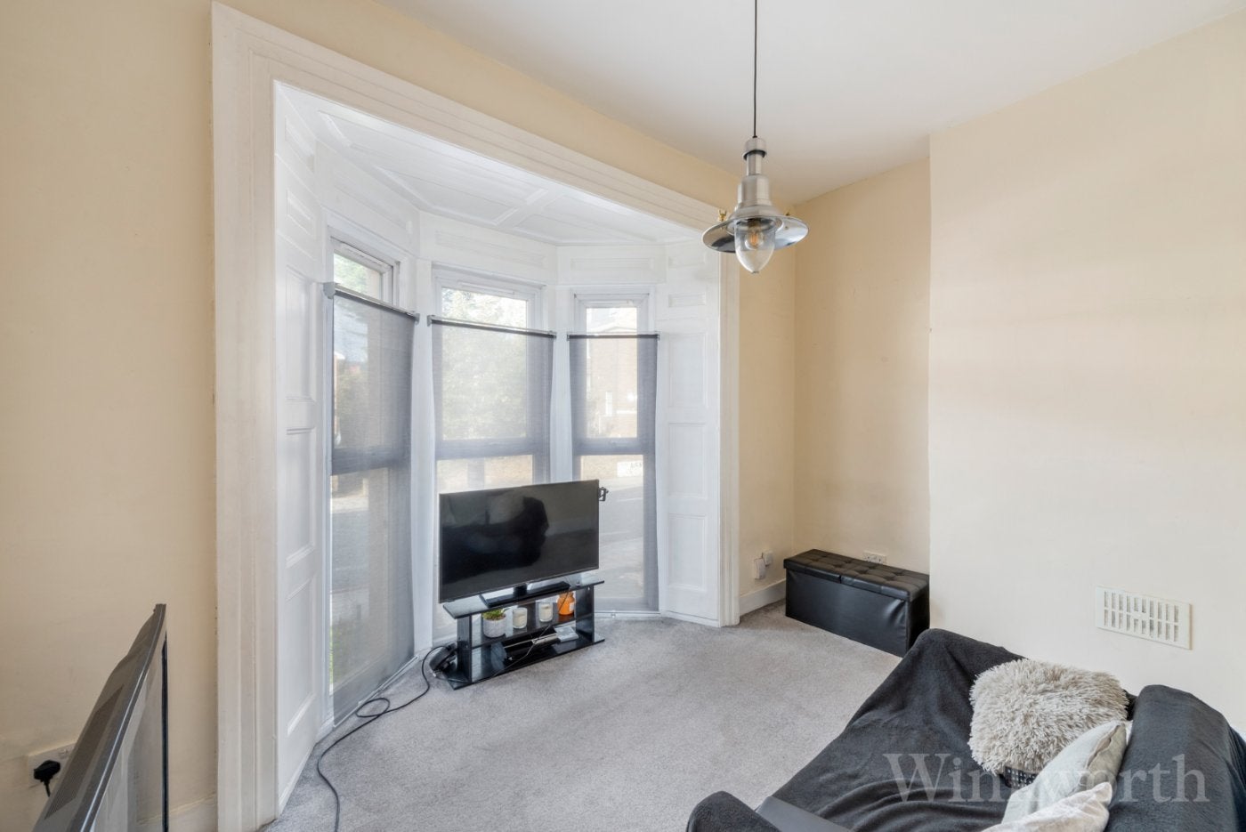 Flat Parkfield Road in Greater London