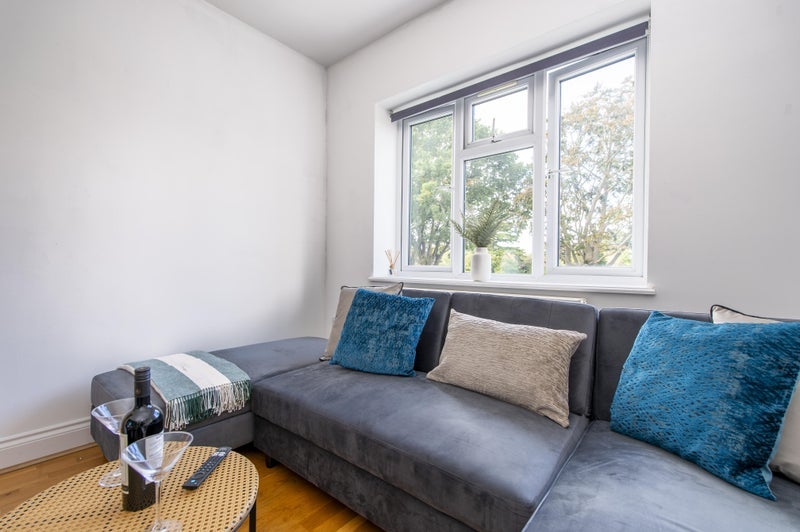 Flat Gunnersbury Avenue in Greater London