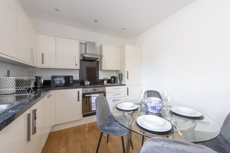 Flat Gunnersbury Avenue in Greater London