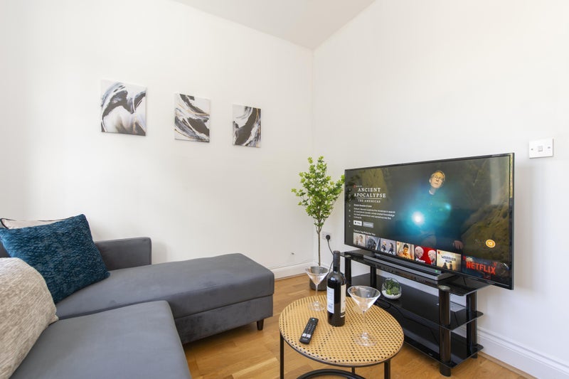 Flat Gunnersbury Avenue in Greater London