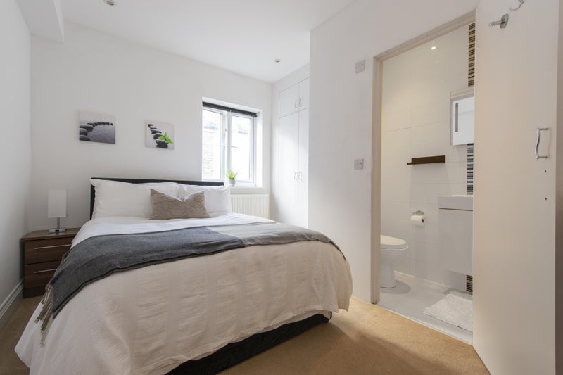 Flat Gunnersbury Avenue in Greater London