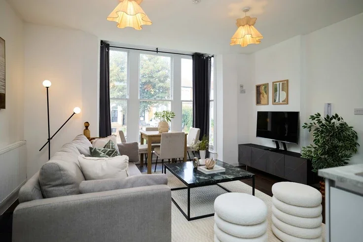 Flat Evering Road in Greater London
