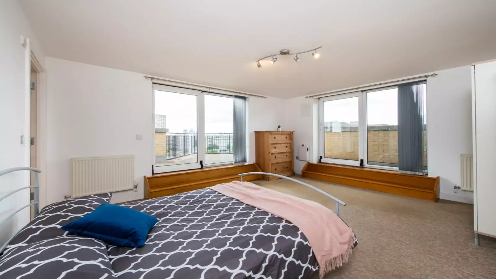 Room Newport Avenue in Greater London