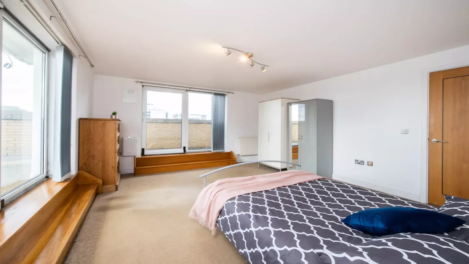 Room Newport Avenue in Greater London