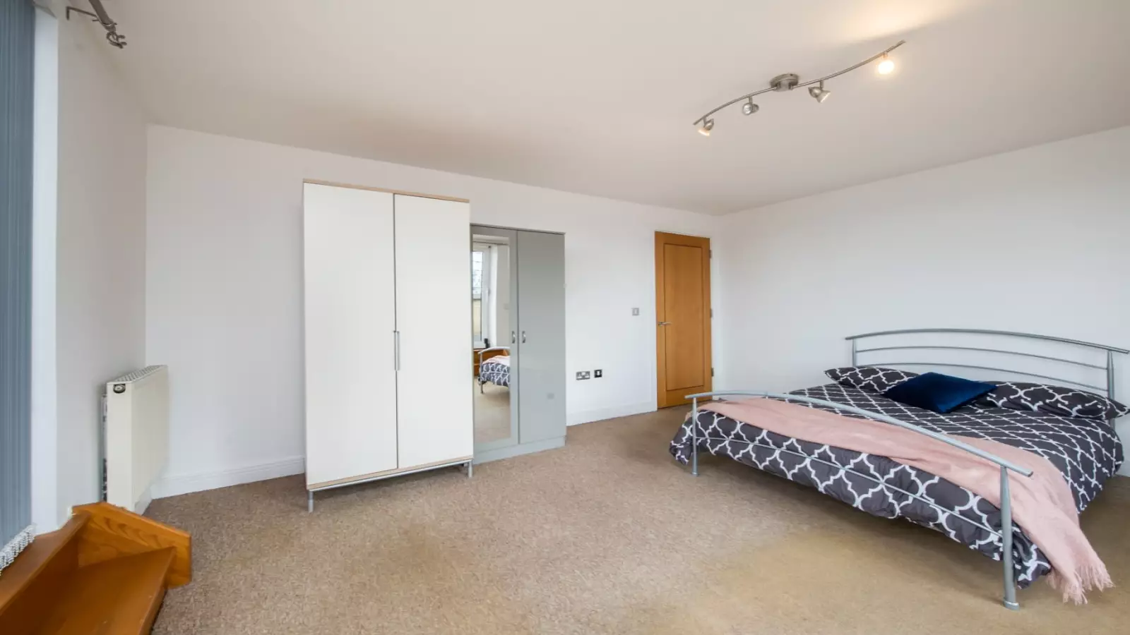Room Newport Avenue in Greater London