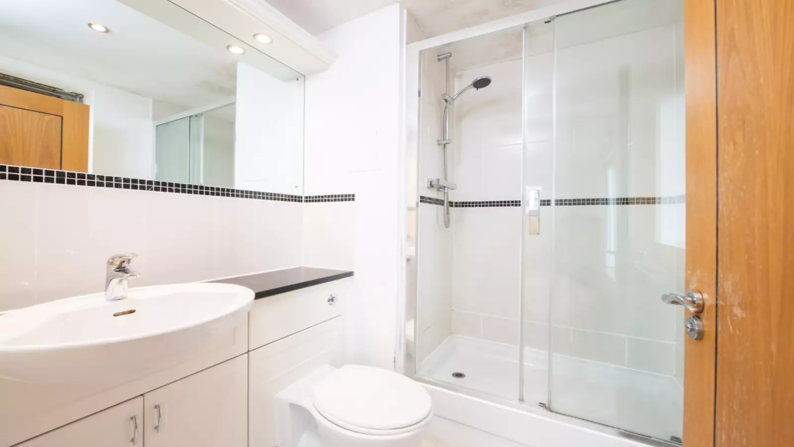 Room Newport Avenue in Greater London