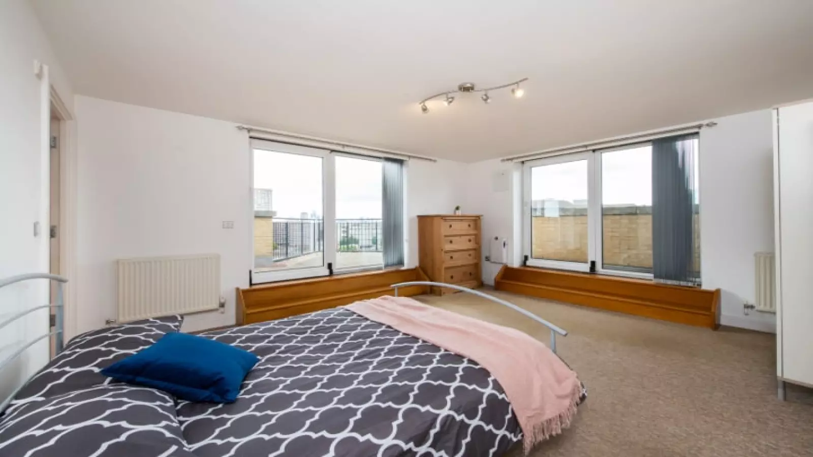 Room Newport Avenue in Greater London