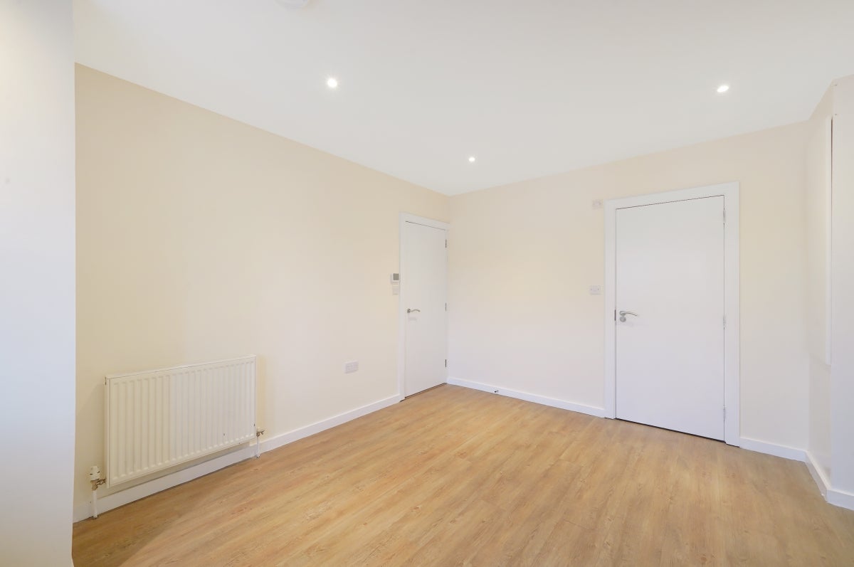 Flat Cephas Avenue in Greater London