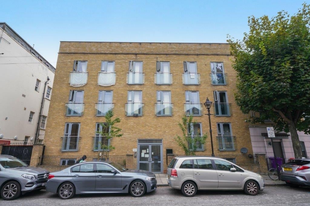 Flat Cephas Avenue in Greater London
