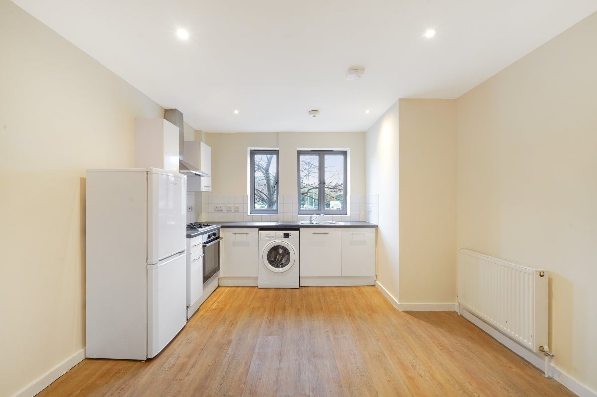 Flat Cephas Avenue in Greater London