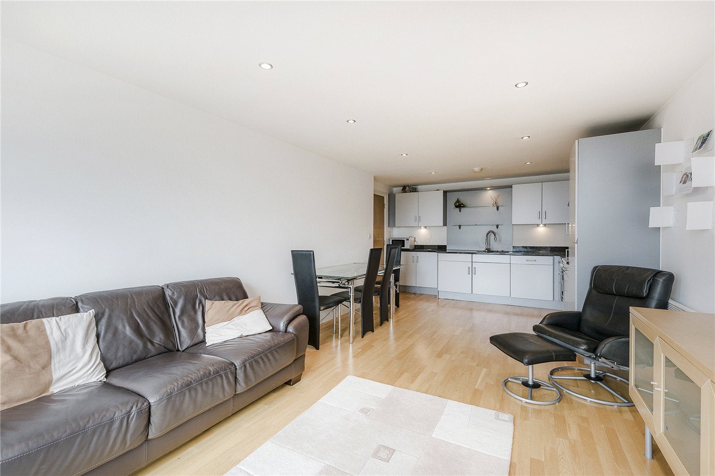 Flat Balmes Road in Greater London