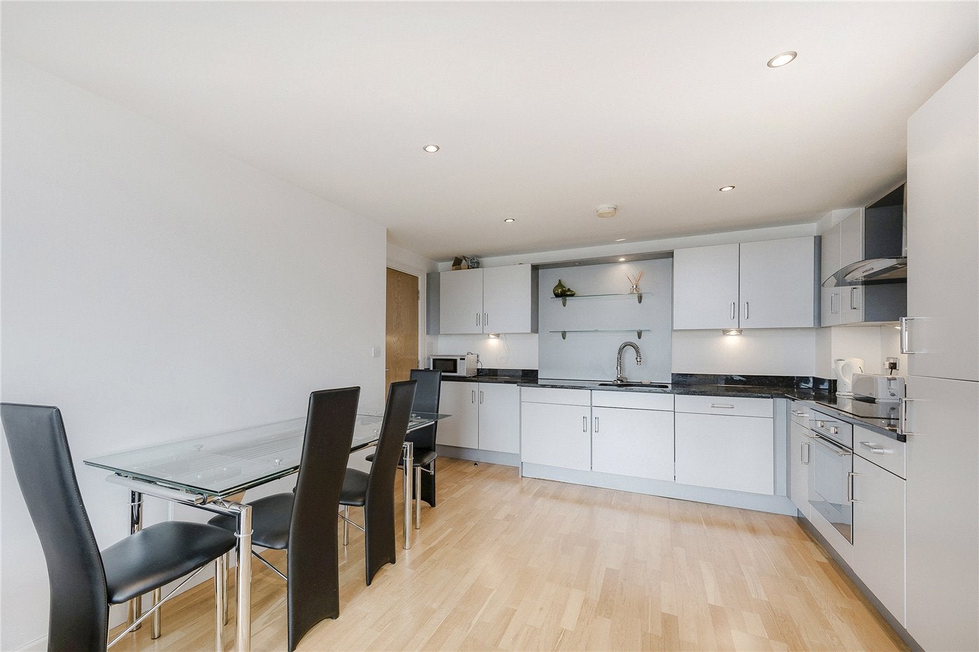 Flat Balmes Road in Greater London
