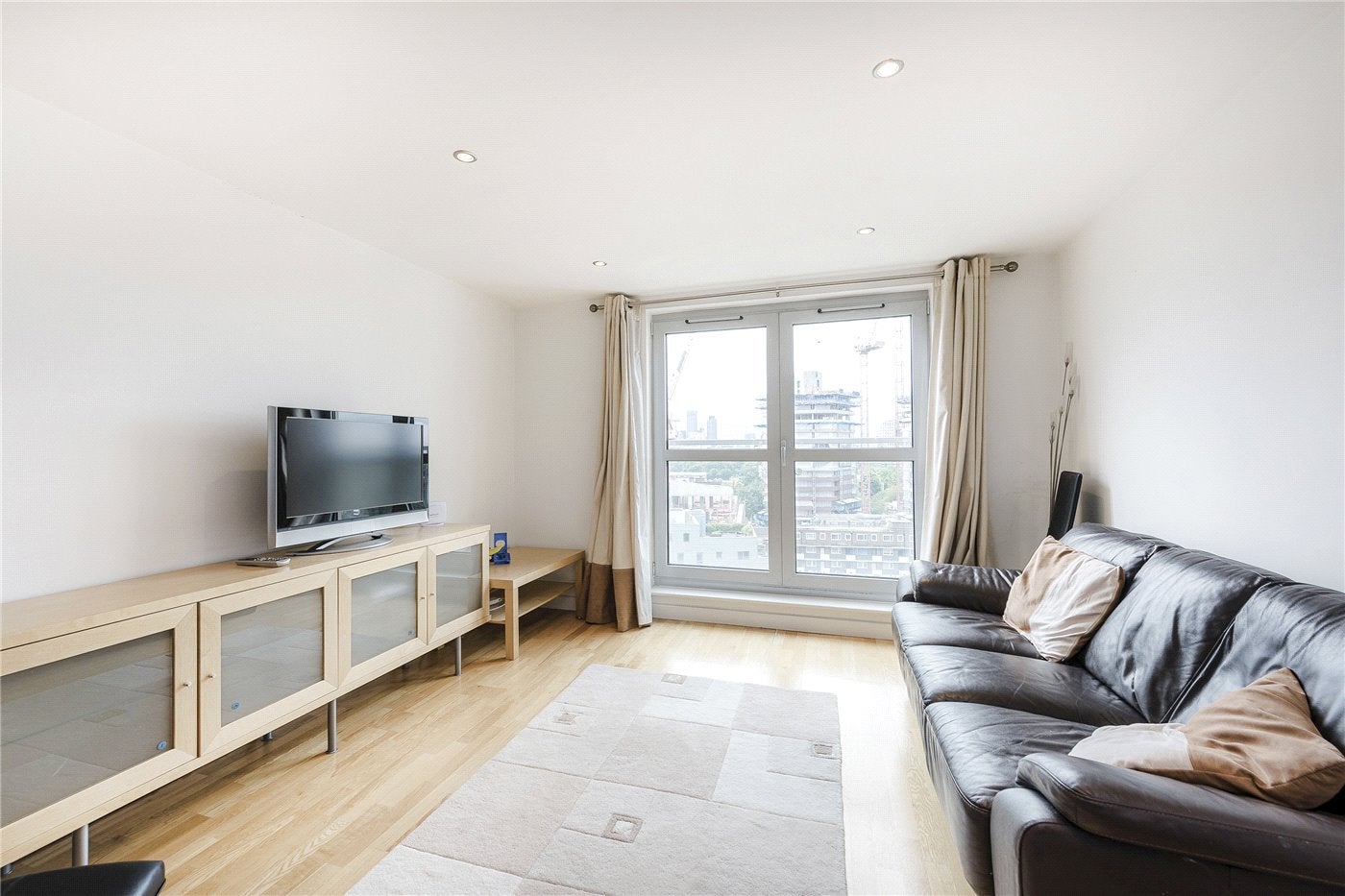 Flat Balmes Road in Greater London