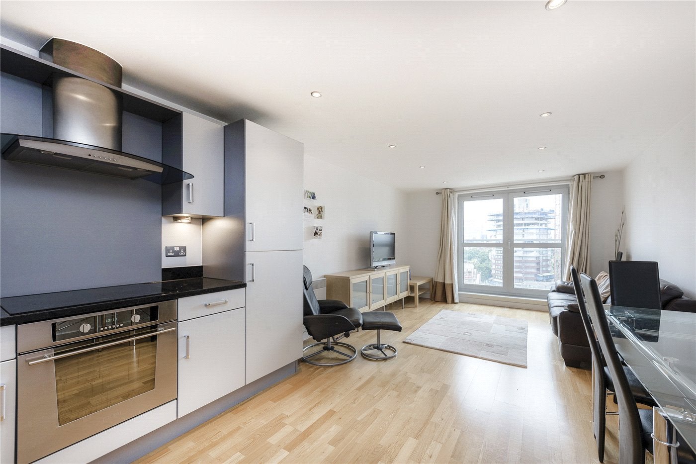 Flat Balmes Road in Greater London