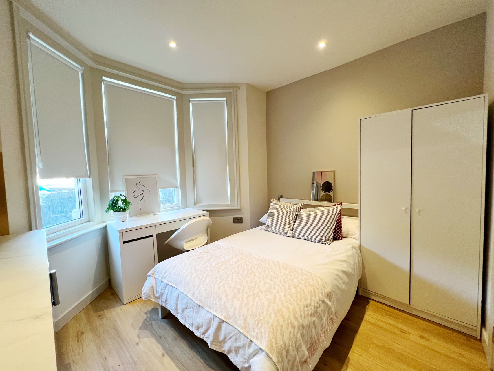 Room Hawks Road in Greater London