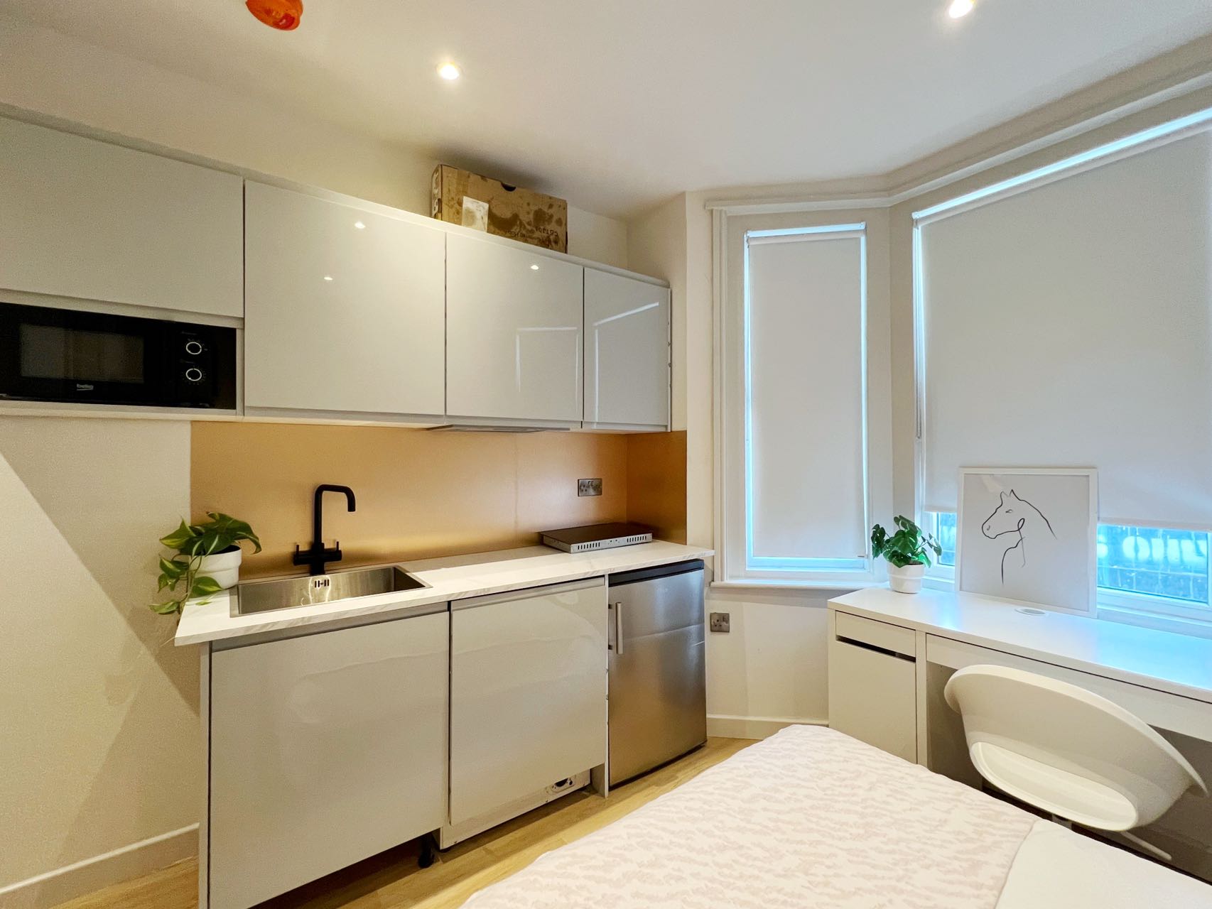 Room Hawks Road in Greater London