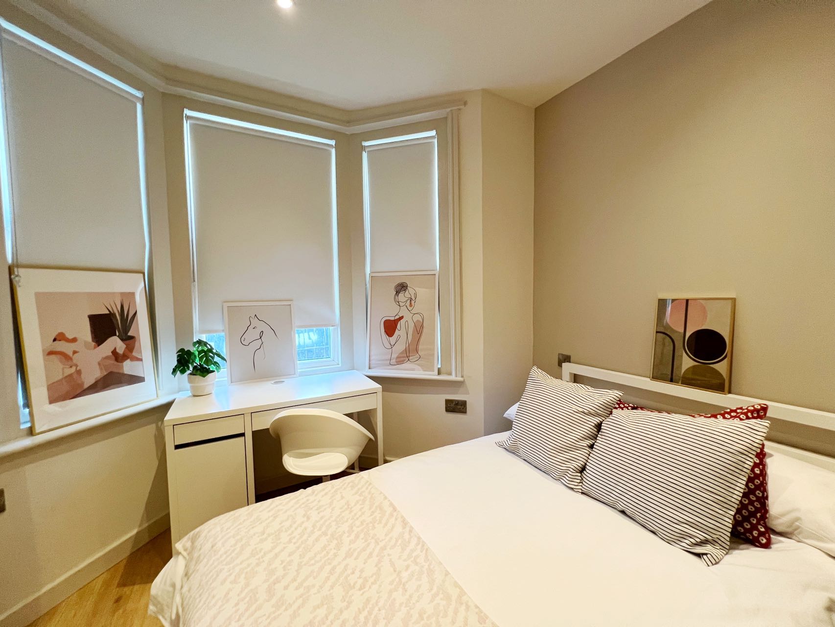 Room Hawks Road in Greater London
