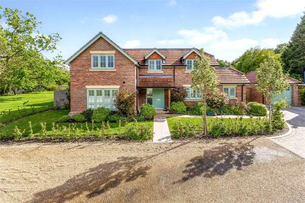 House Oak Farm Close in Brookside