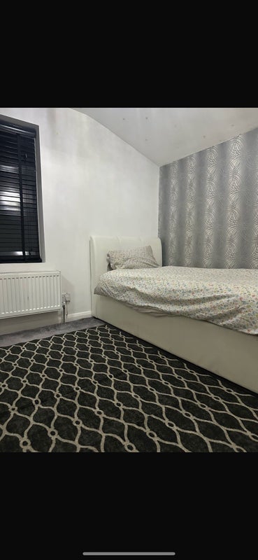 Room Khartoum Road in Greater London