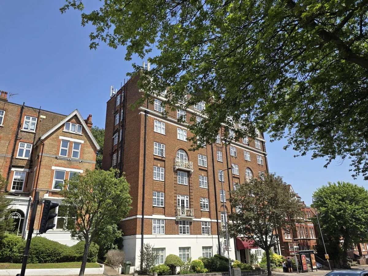 Flat West End Lane in Greater London