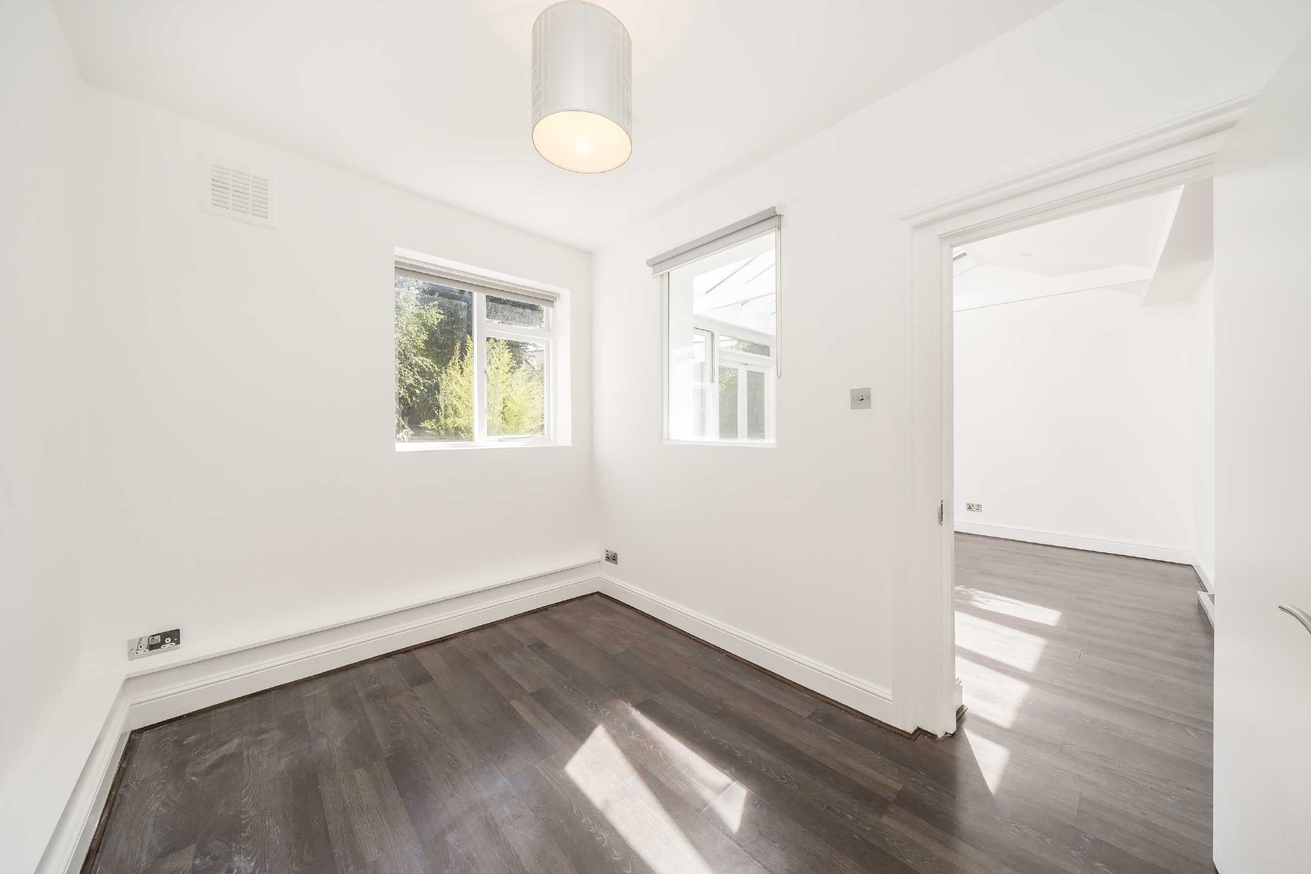 Flat Highlever Road in Greater London