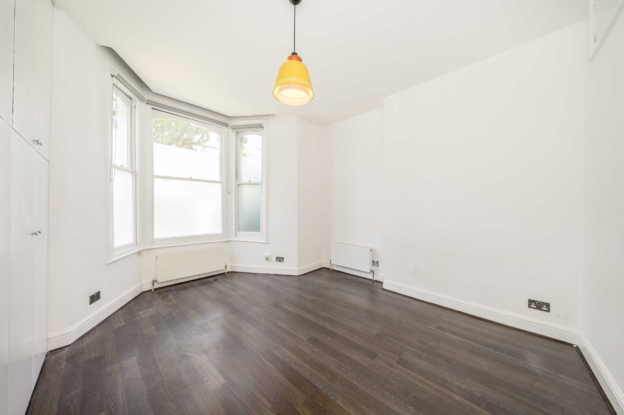 Flat Highlever Road in Greater London