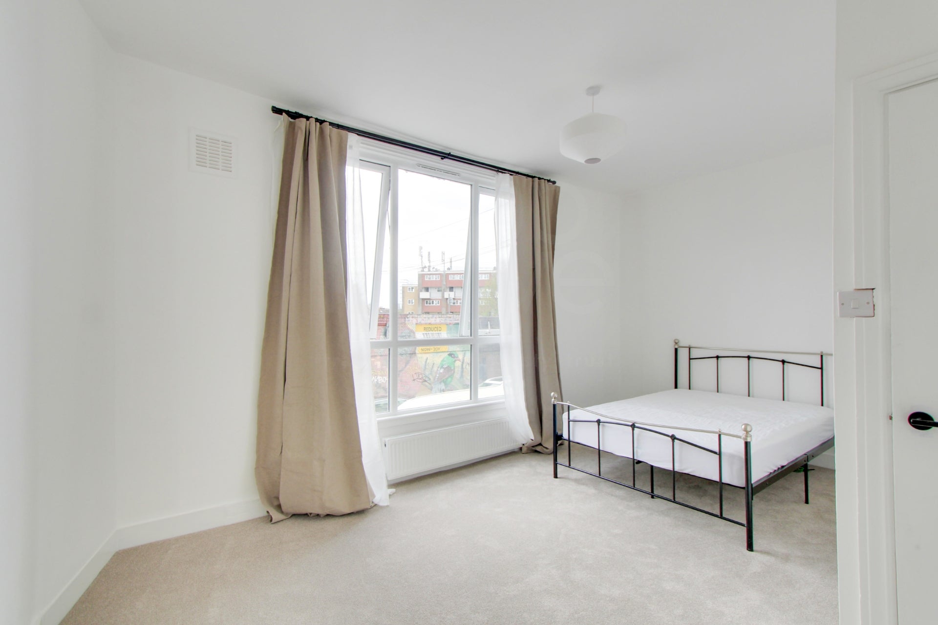 Flat Newhaven Road in Greater London