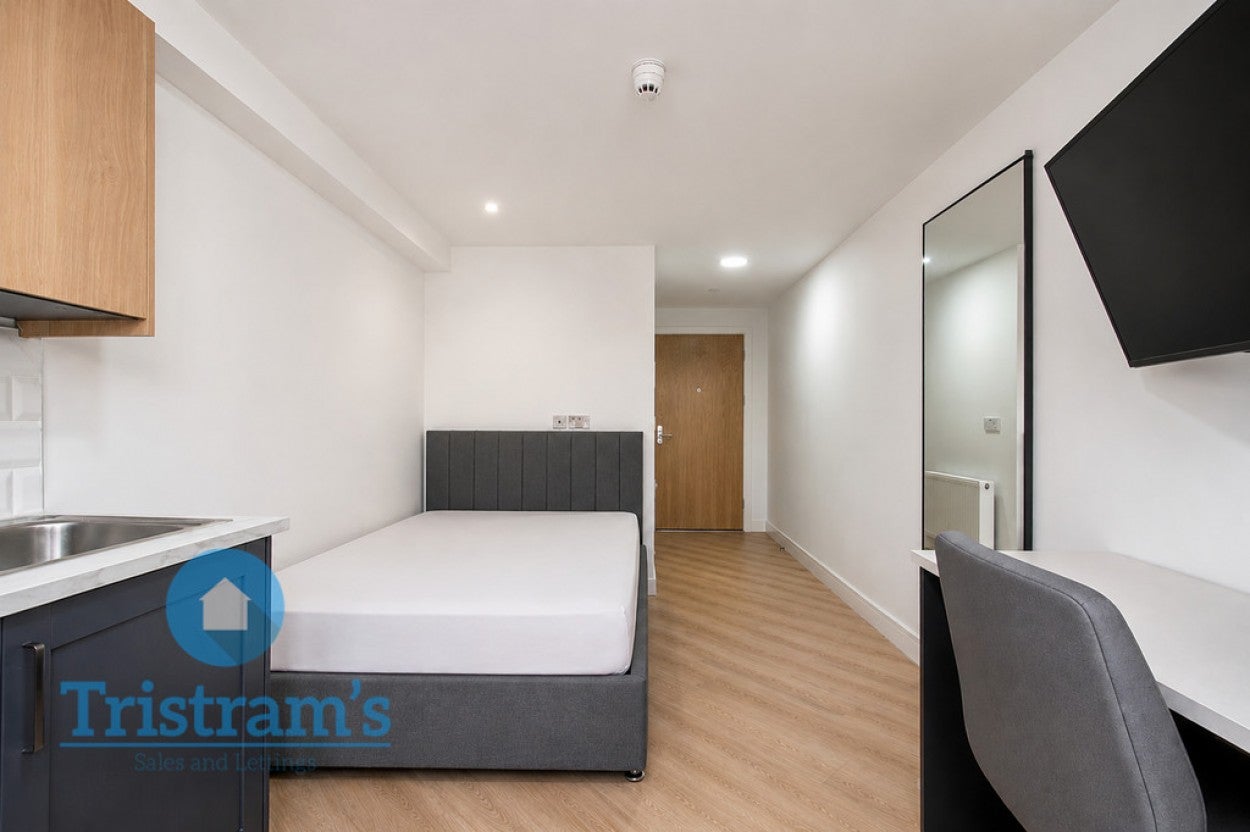 Room Johnson Road in Nottingham