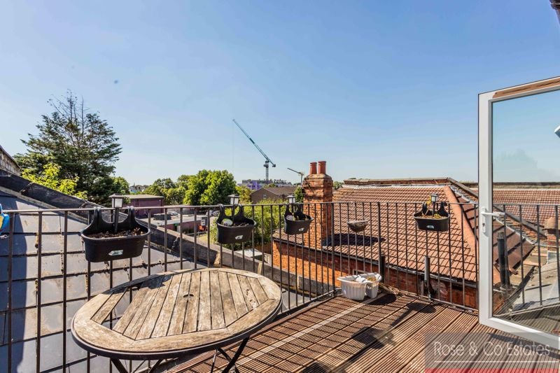 Flat Riffel Road in Greater London