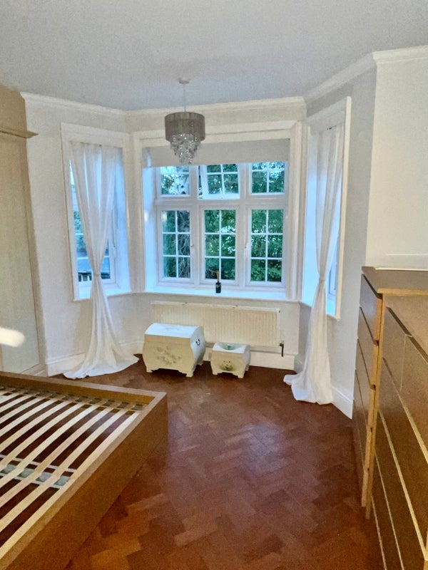 Flat Yew Tree Close in Greater London