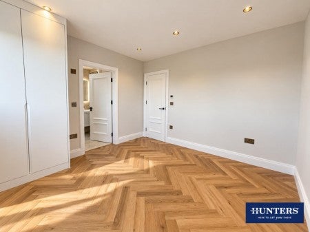 Flat Hazelwood Avenue in Greater London