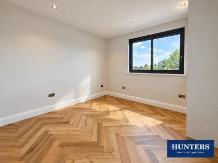 Flat Hazelwood Avenue in Greater London