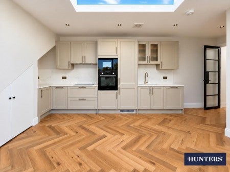 Flat Hazelwood Avenue in Greater London