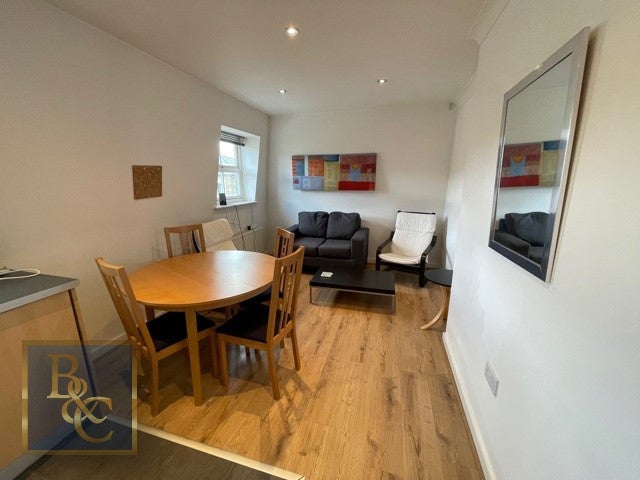 Flat Northpoint Square in London